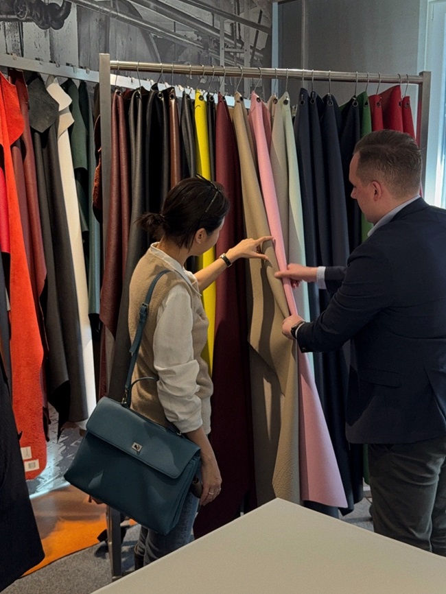 유메르, 독일 가죽 테너리 바인하이머와 협업…독점 컬러 가죽 라인 론칭 847-Image